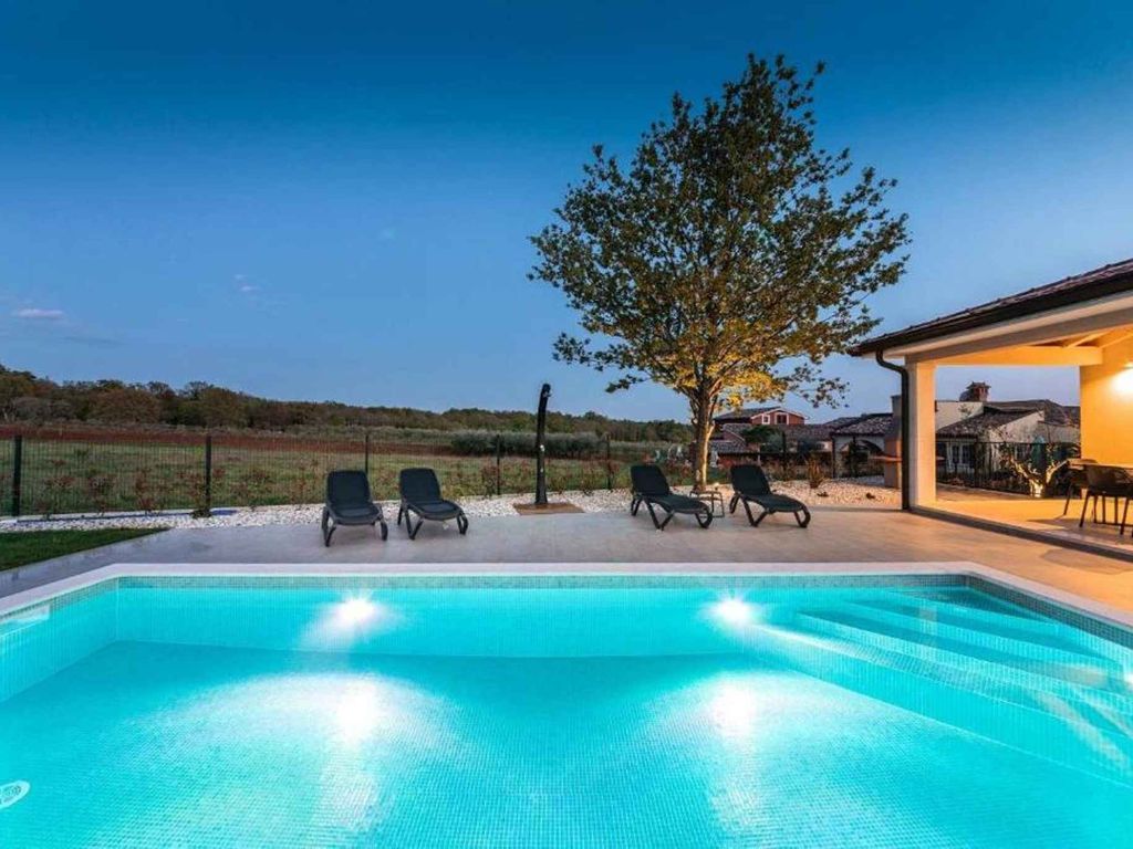 Ferienhaus mit Pool und schöner überdachter Terrasse