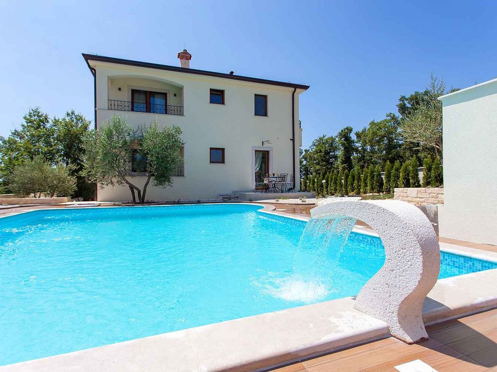 Ferienwohnung mit Pool und Grill
