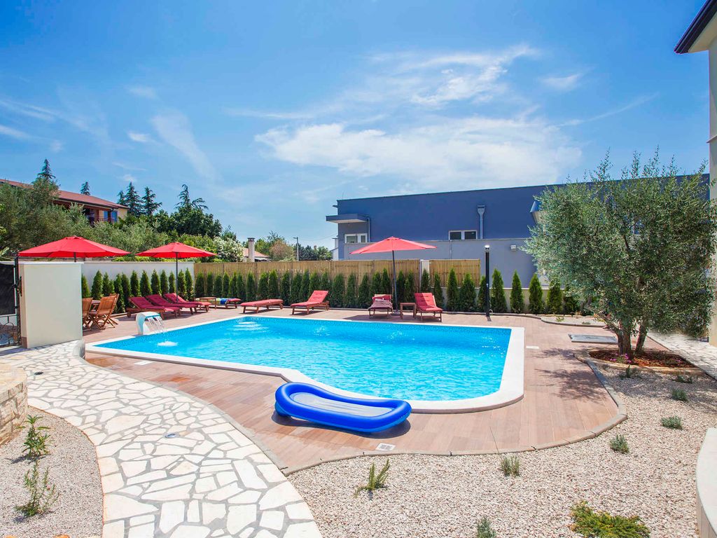 Ferienwohnung mit Pool und Grill