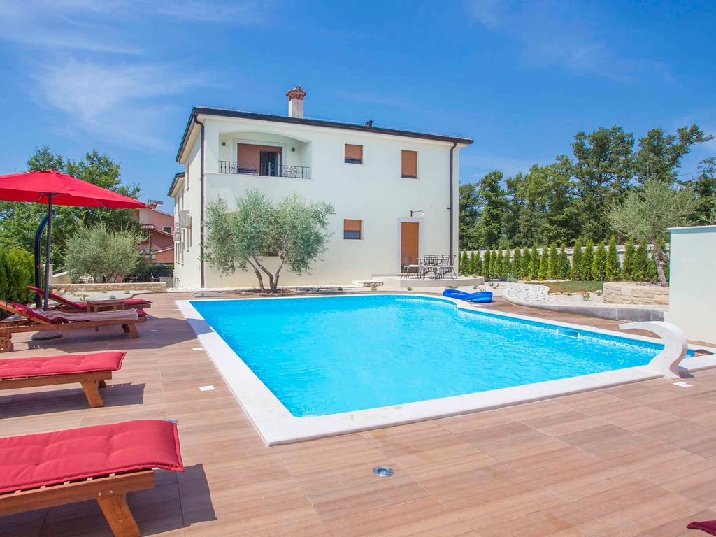 Ferienwohnung mit Pool und Grill
