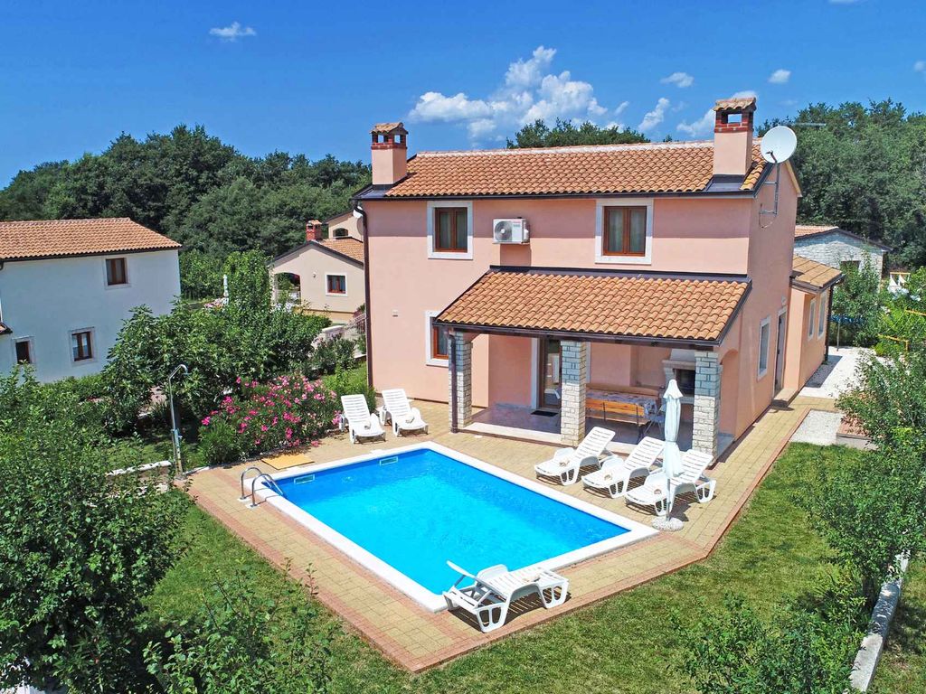 Villa mit Pool und Klimaanlage