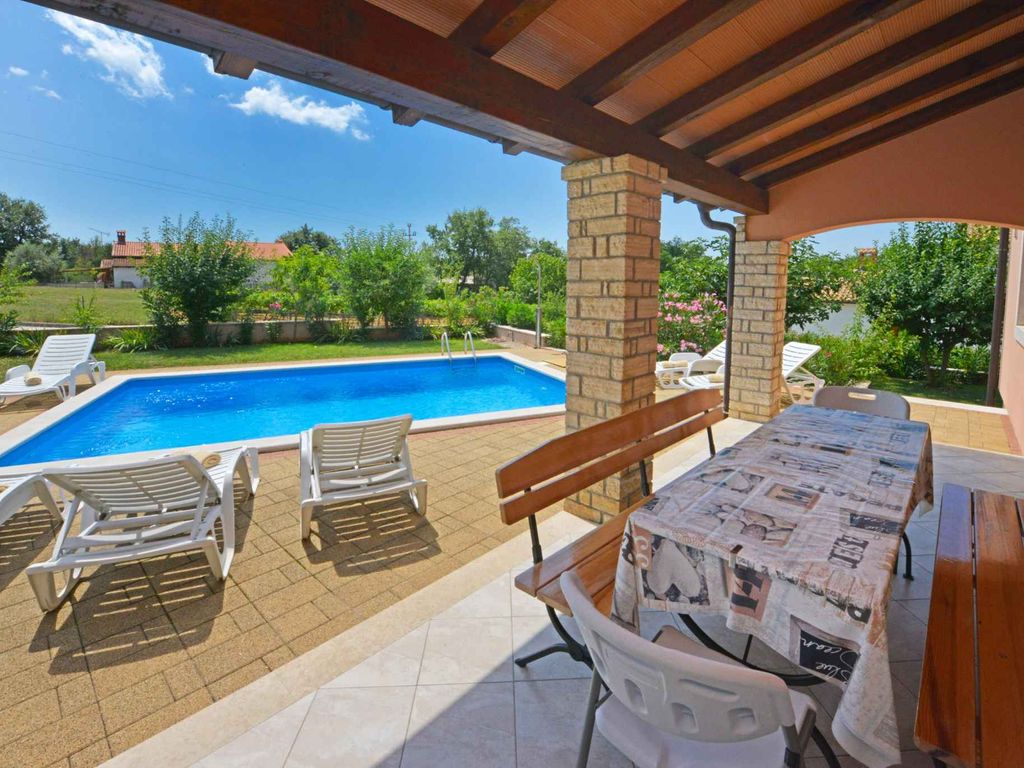 Villa mit Pool und Klimaanlage