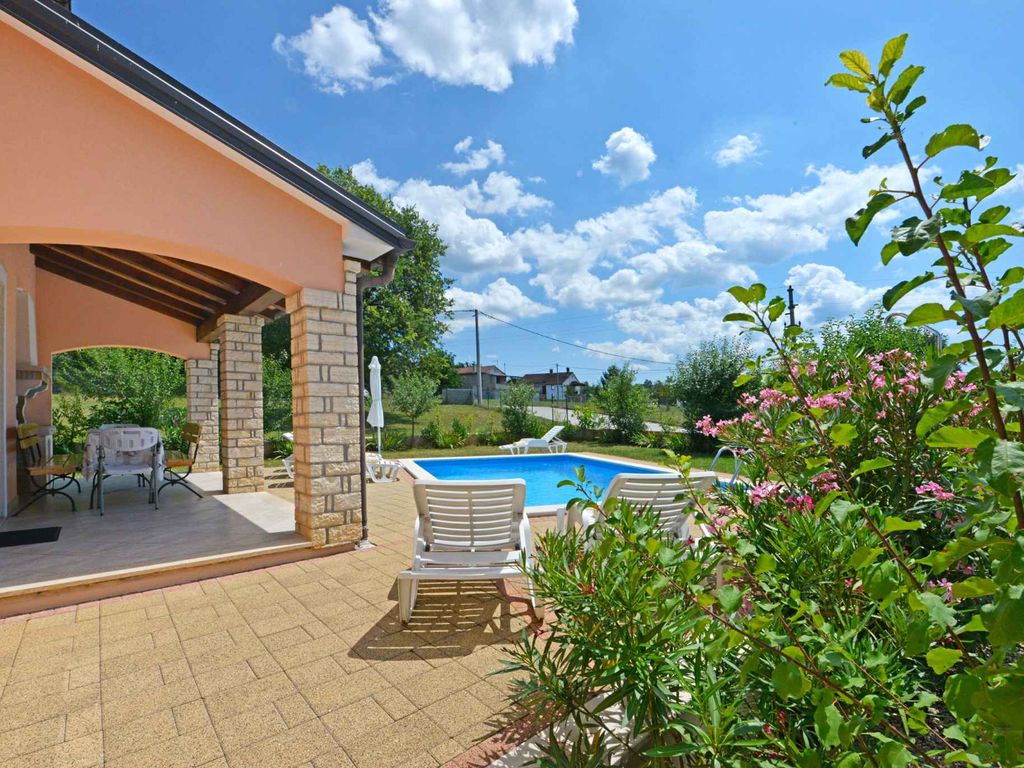 Villa mit Pool und Klimaanlage