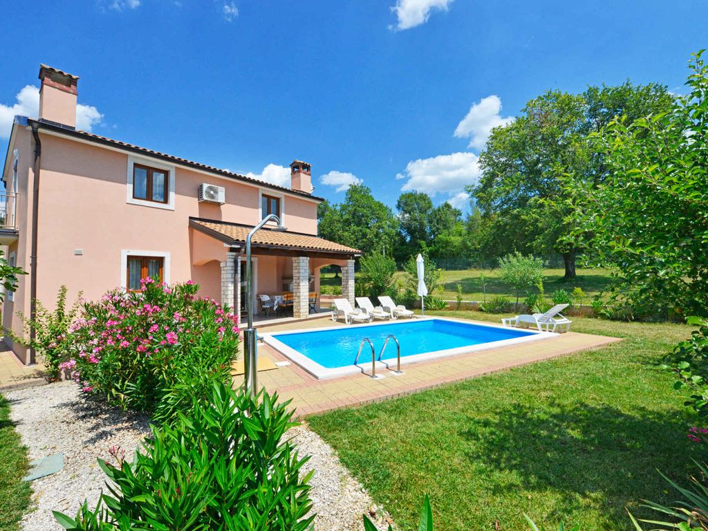 Villa mit Pool und Klimaanlage