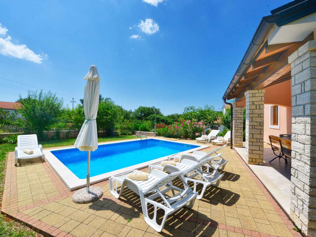 Villa mit Pool und Klimaanlage