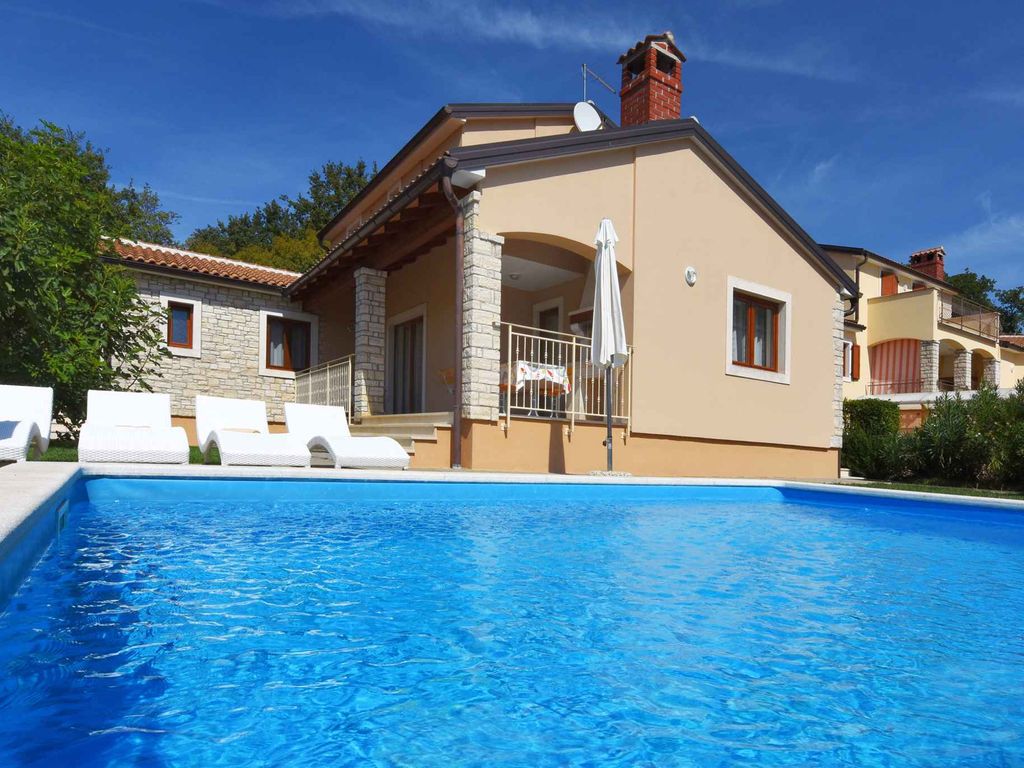 Villa mit Pool und Klimaanlage