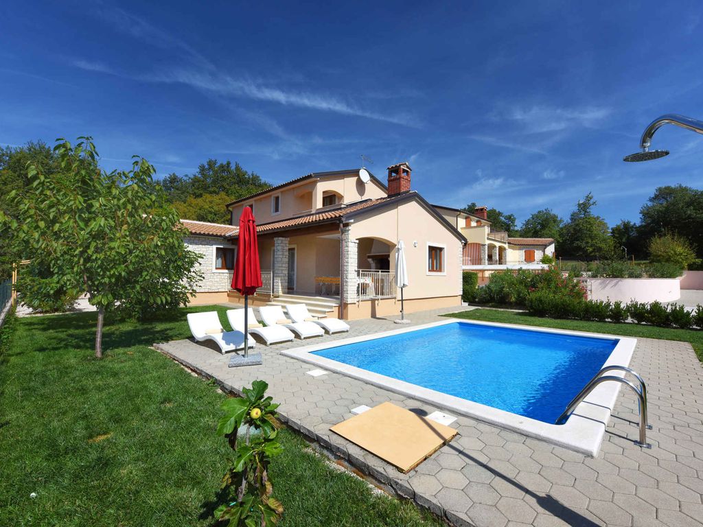 Villa mit Pool und Klimaanlage