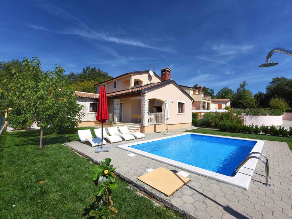 Villa mit Pool und Klimaanlage