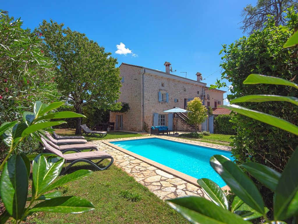 Villa mit Pool und Spielplatz
