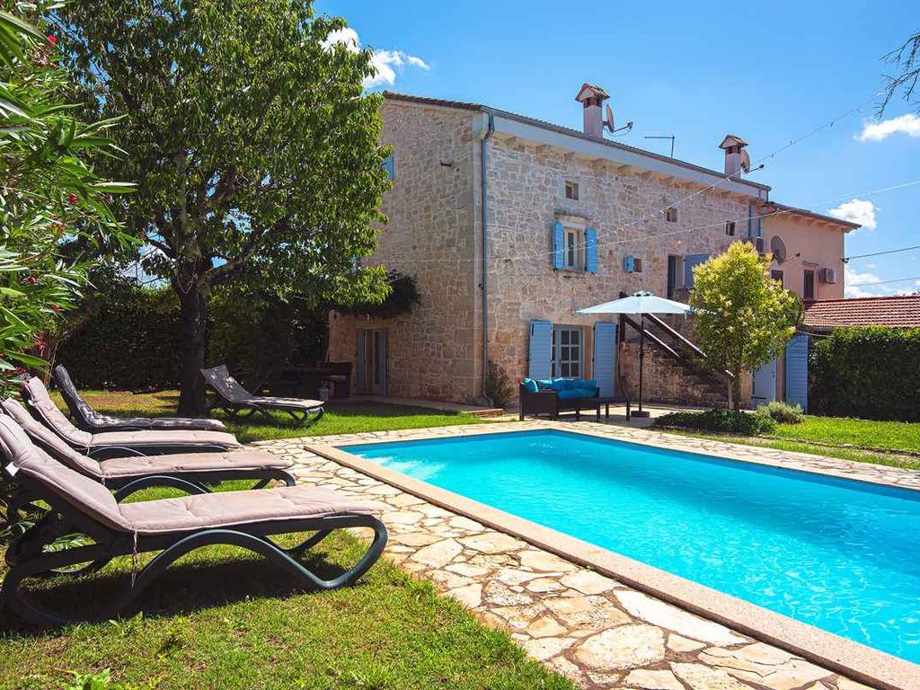 Villa mit Pool und Spielplatz