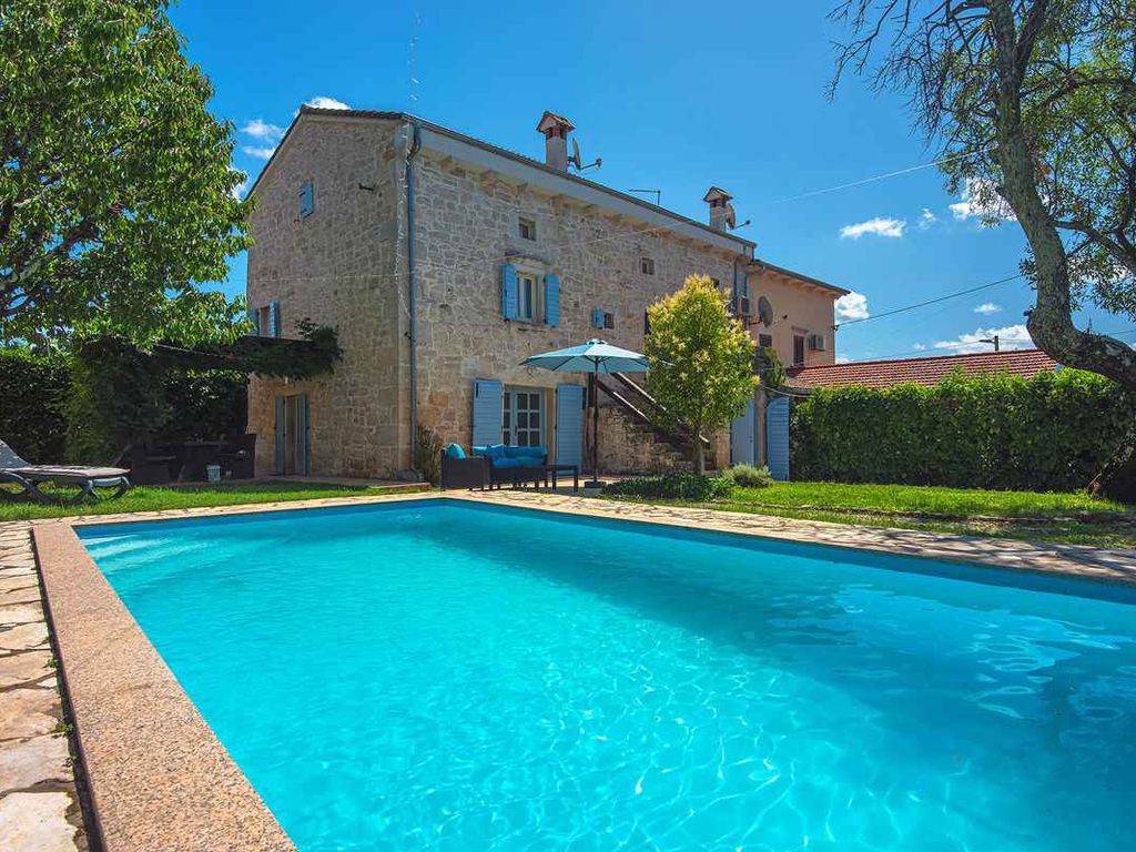 Villa mit Pool und Spielplatz
