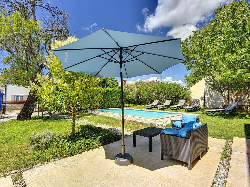 Villa mit Pool und Spielplatz
