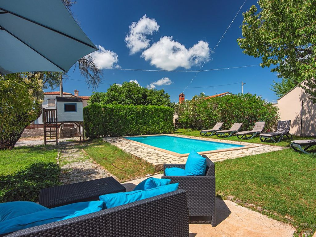 Villa mit Pool und Spielplatz