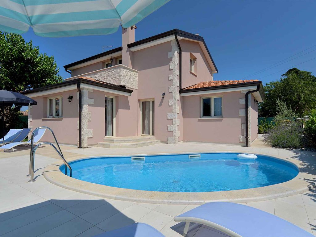 Villa mit Pool und Klimaanlage