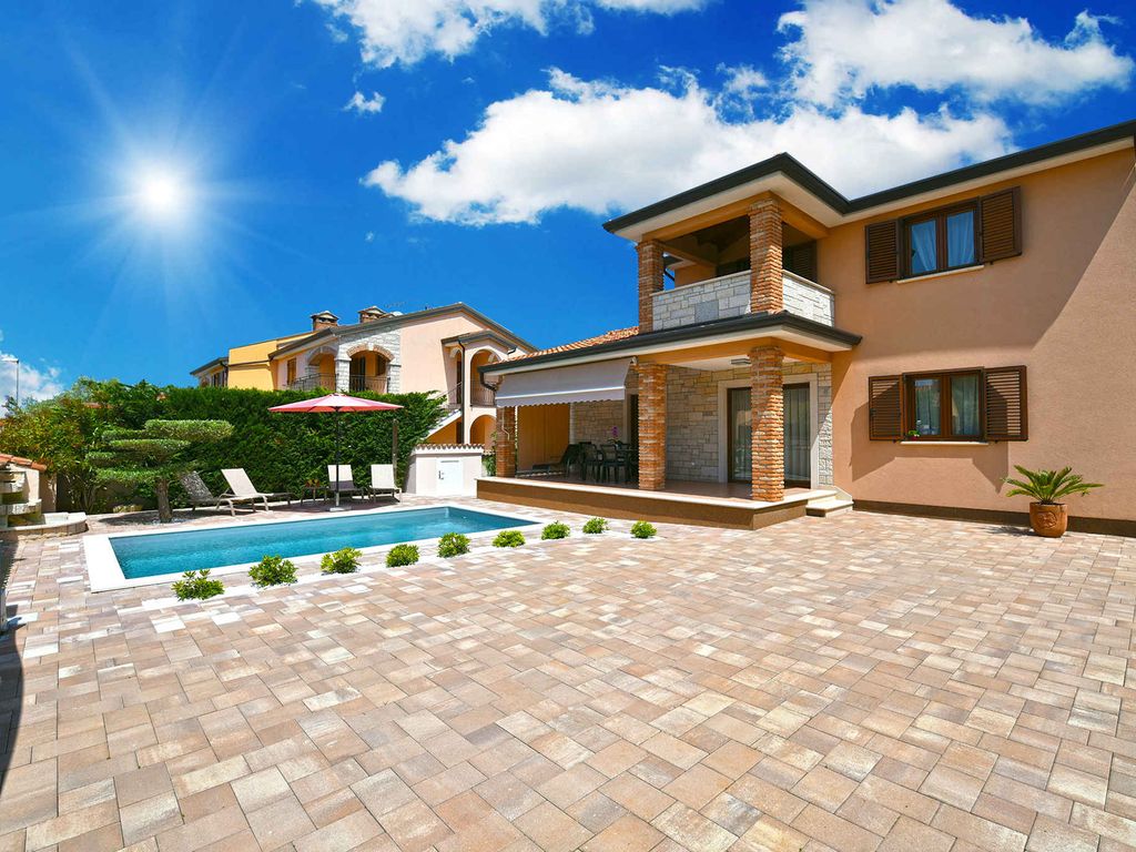 Ferienhaus mit Pool und Klimaanlage