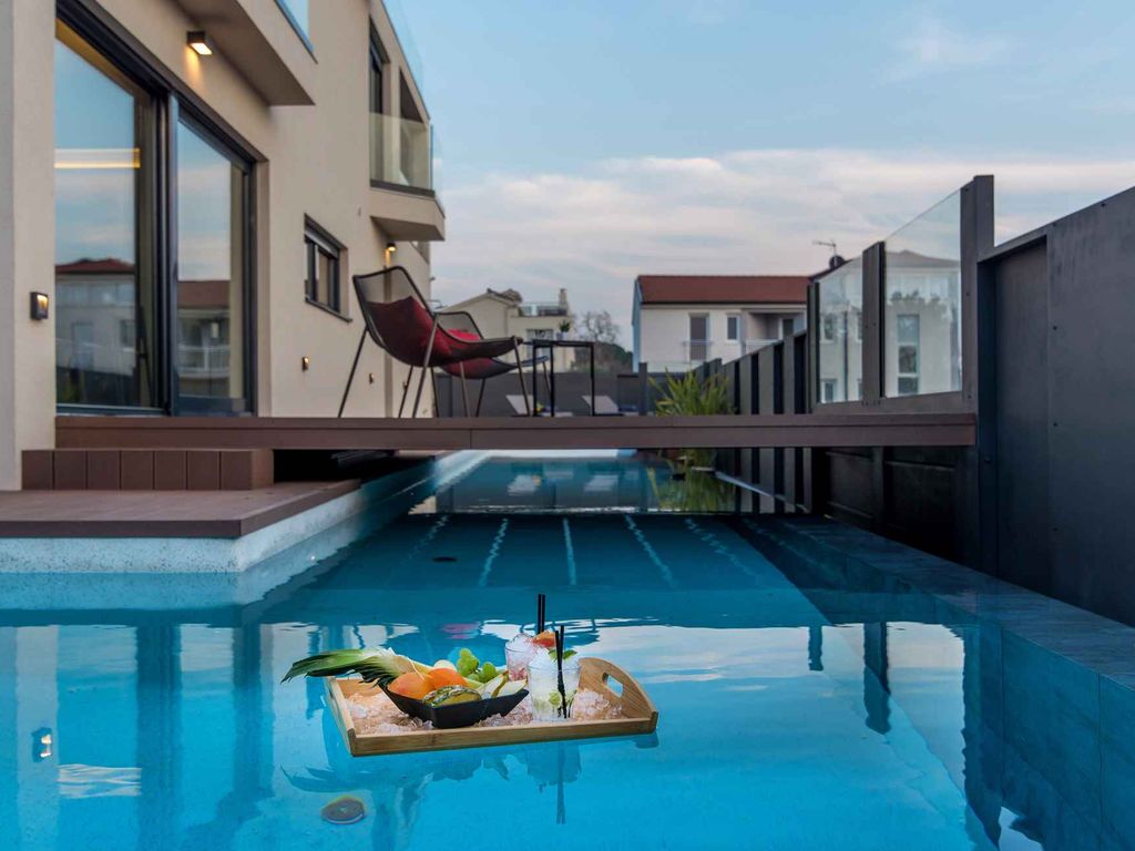 Villa mit Pool in Strandnähe