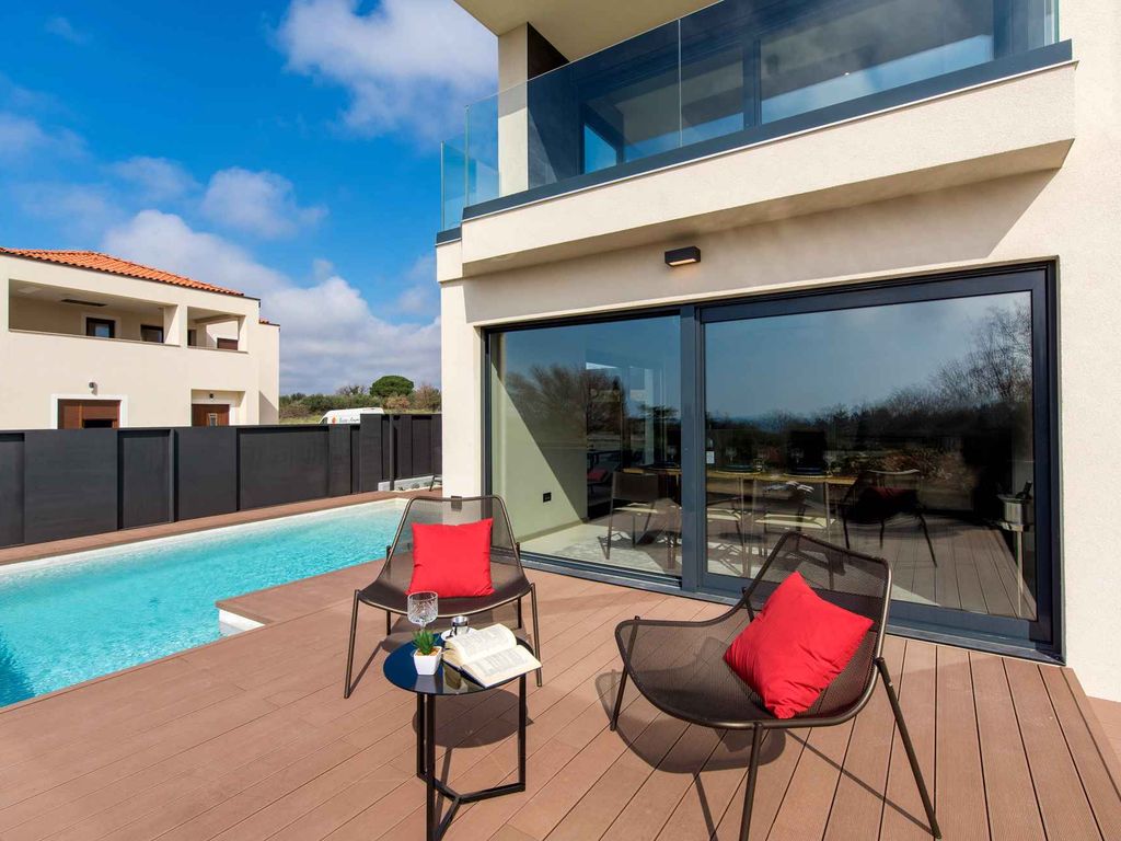 Villa mit Pool in Strandnähe