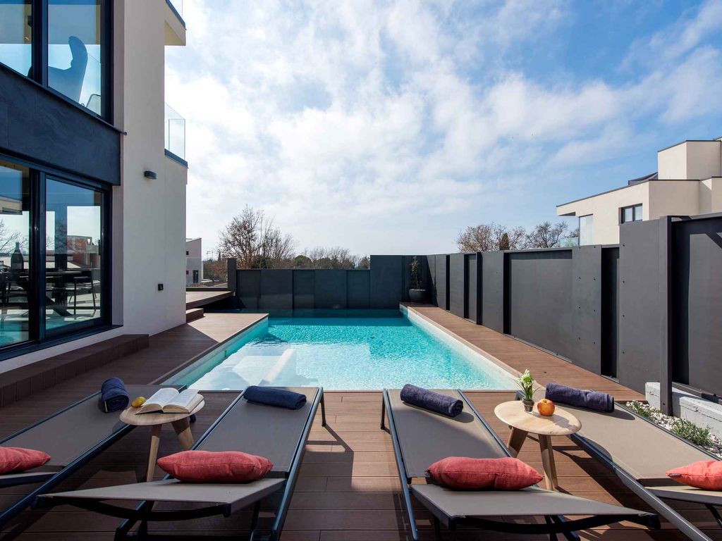 Villa mit Pool in Strandnähe