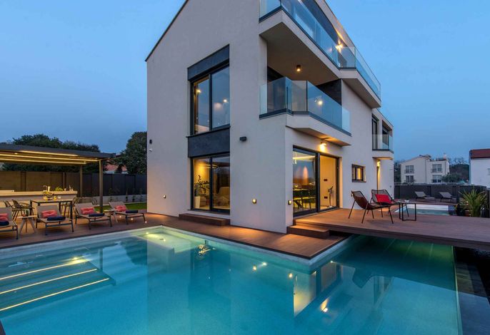 Villa mit Pool in Strandnähe