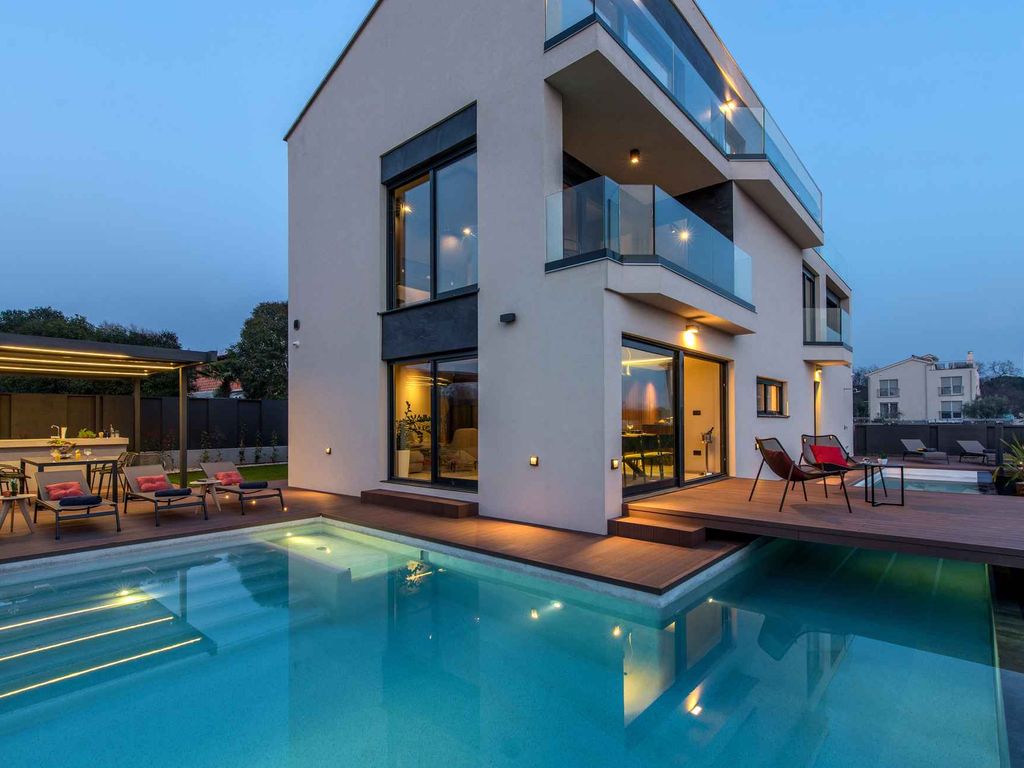Villa mit Pool in Strandnähe