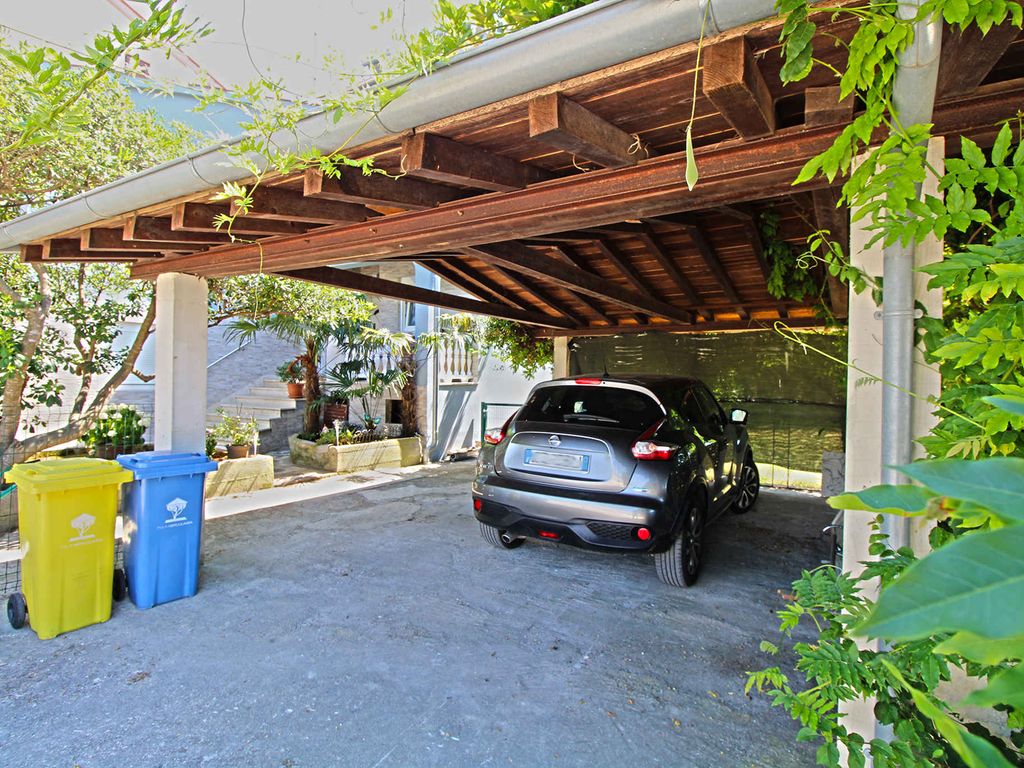 Ferienhaus mit großem Garten und Terrasse