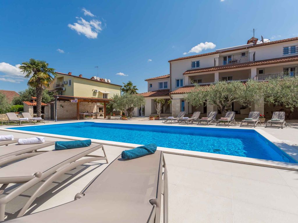 Ferienwohnung mit Pool und schönem Garten