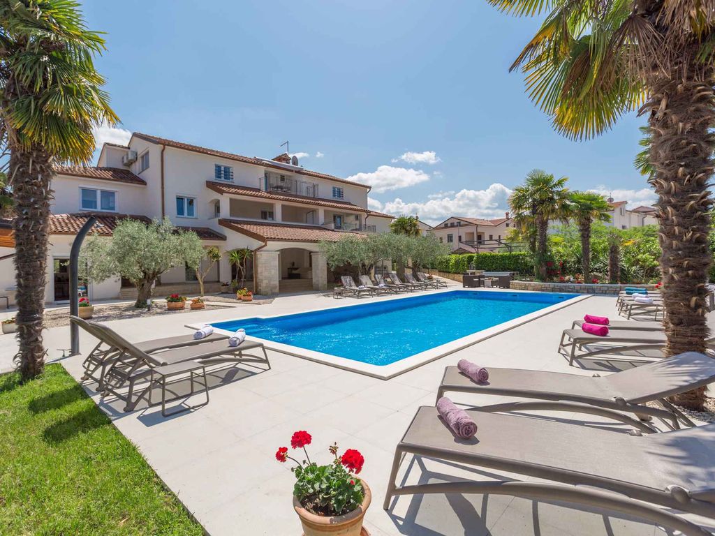 Ferienwohnung mit Pool und schönem Garten