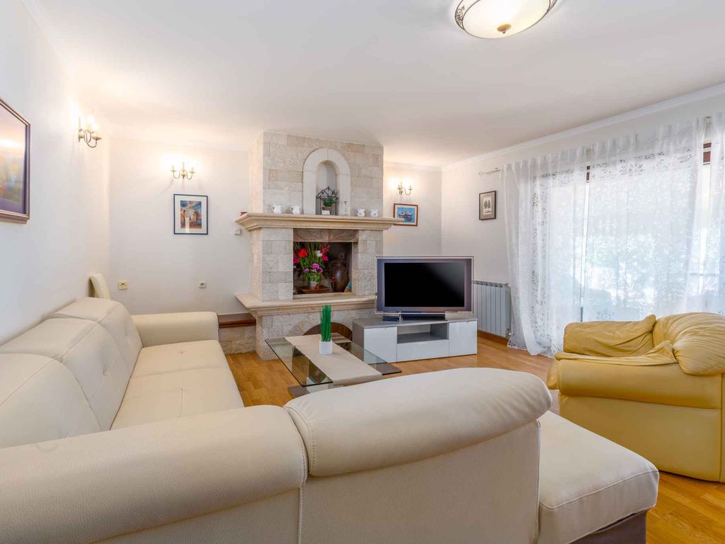 Ferienwohnung mit Pool und schönem Garten