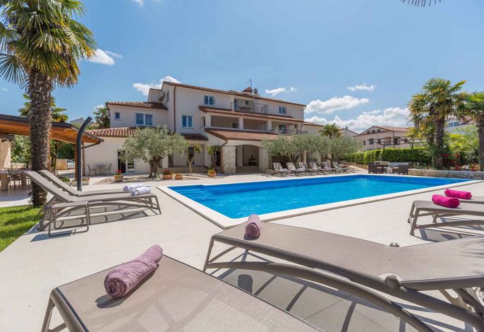 Ferienwohnung mit Pool und schönem Garten