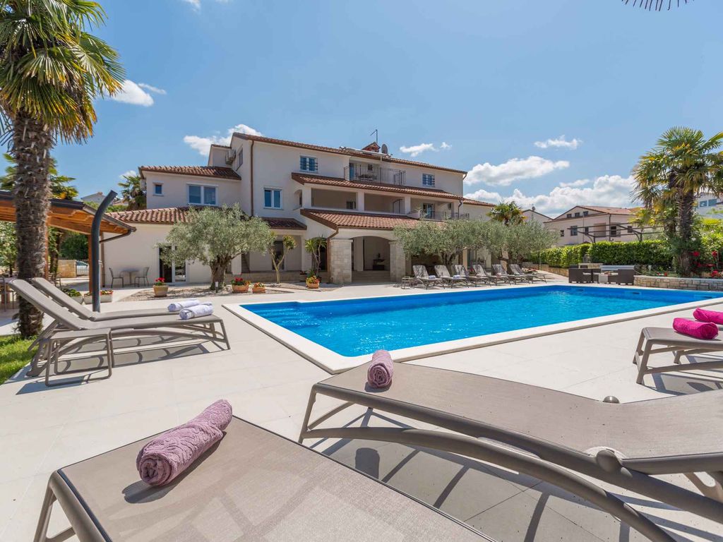 Ferienwohnung mit Pool und schönem Garten