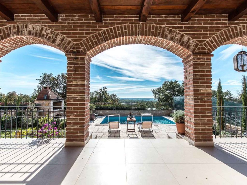 Villa mit Pool und schöner Aussicht