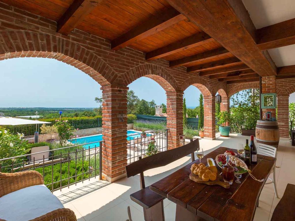 Villa mit Pool und schöner Aussicht
