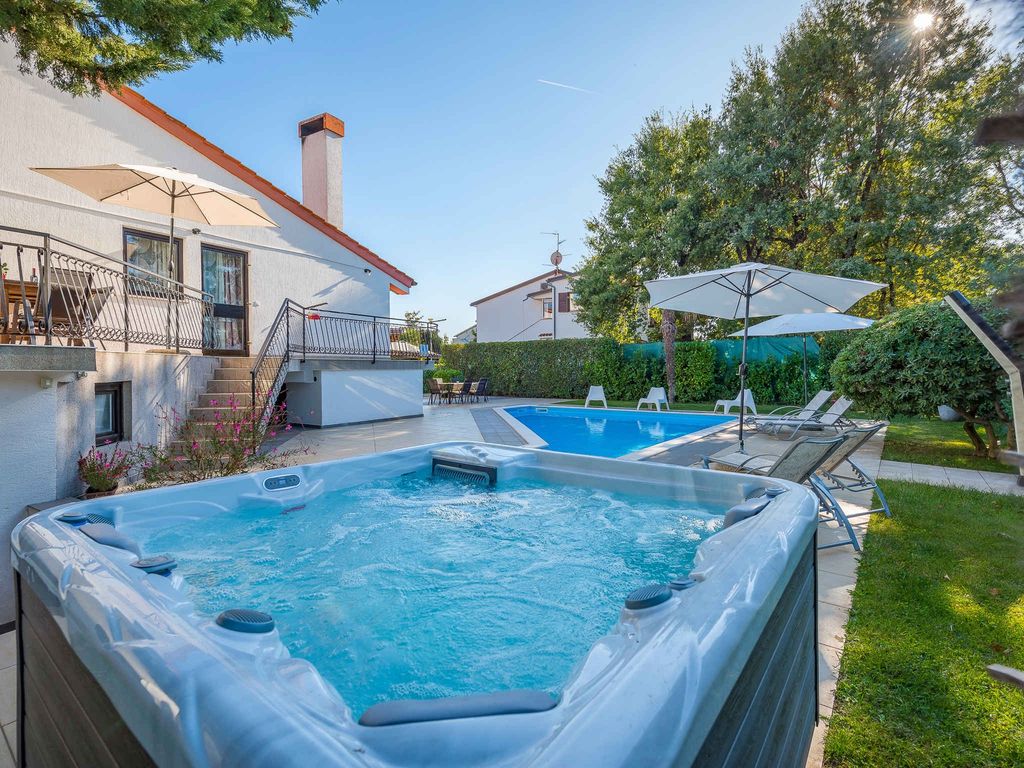 Villa mit Pool und Whirlpool