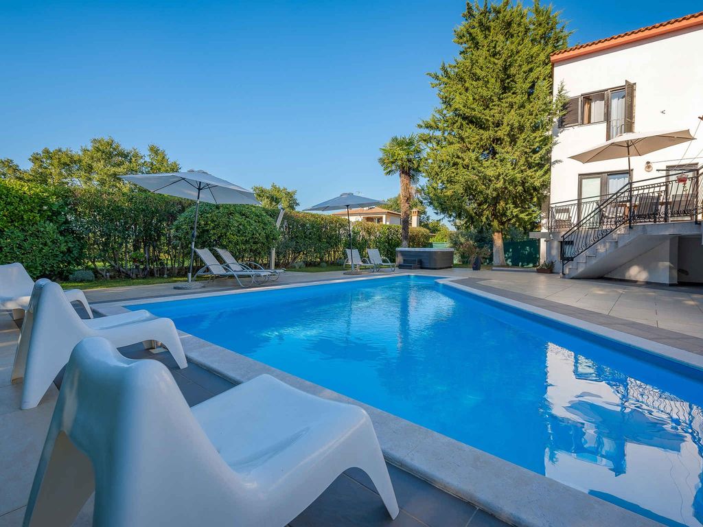 Villa mit Pool und Whirlpool