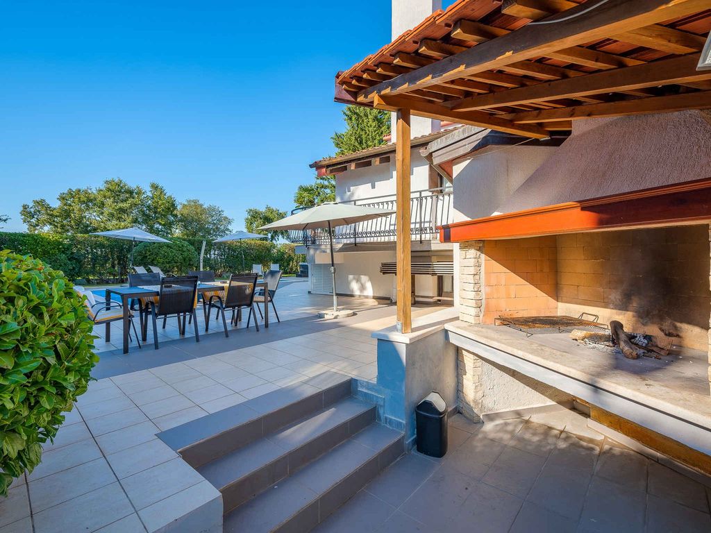 Villa mit Pool und Whirlpool