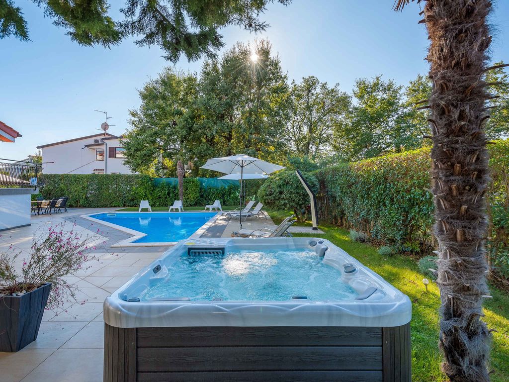 Villa mit Pool und Whirlpool
