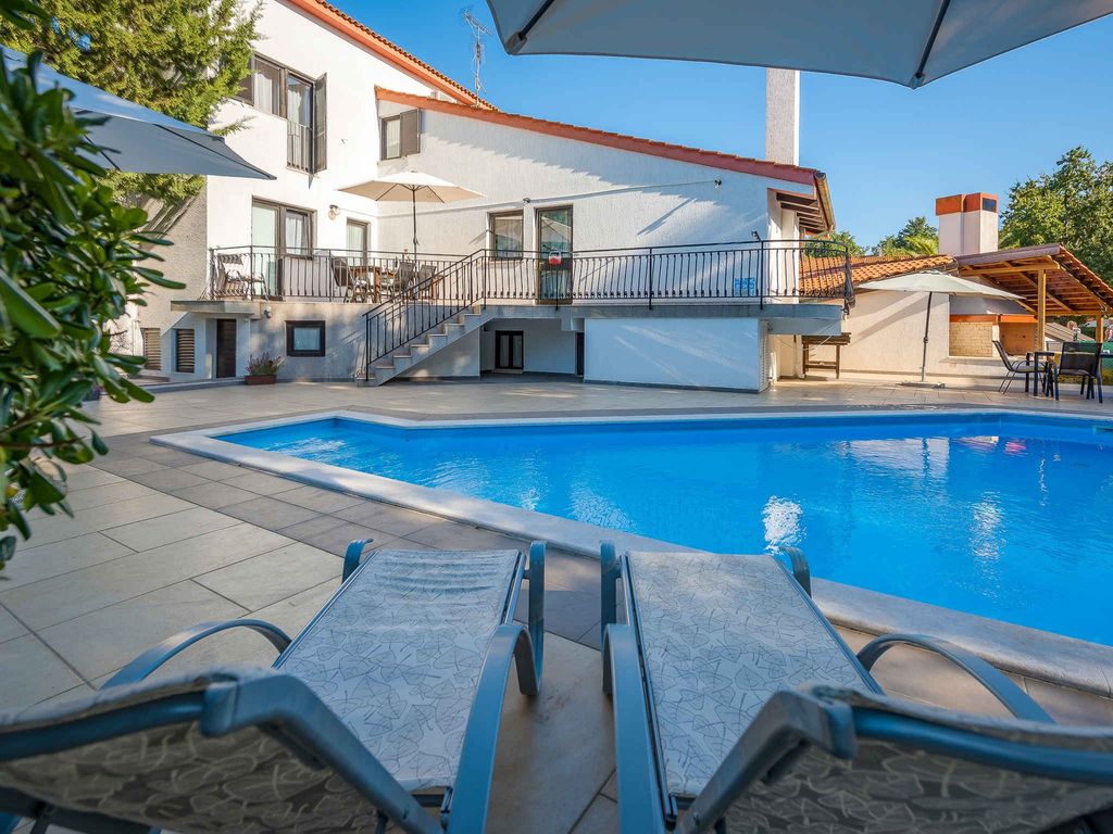 Villa mit Pool und Whirlpool