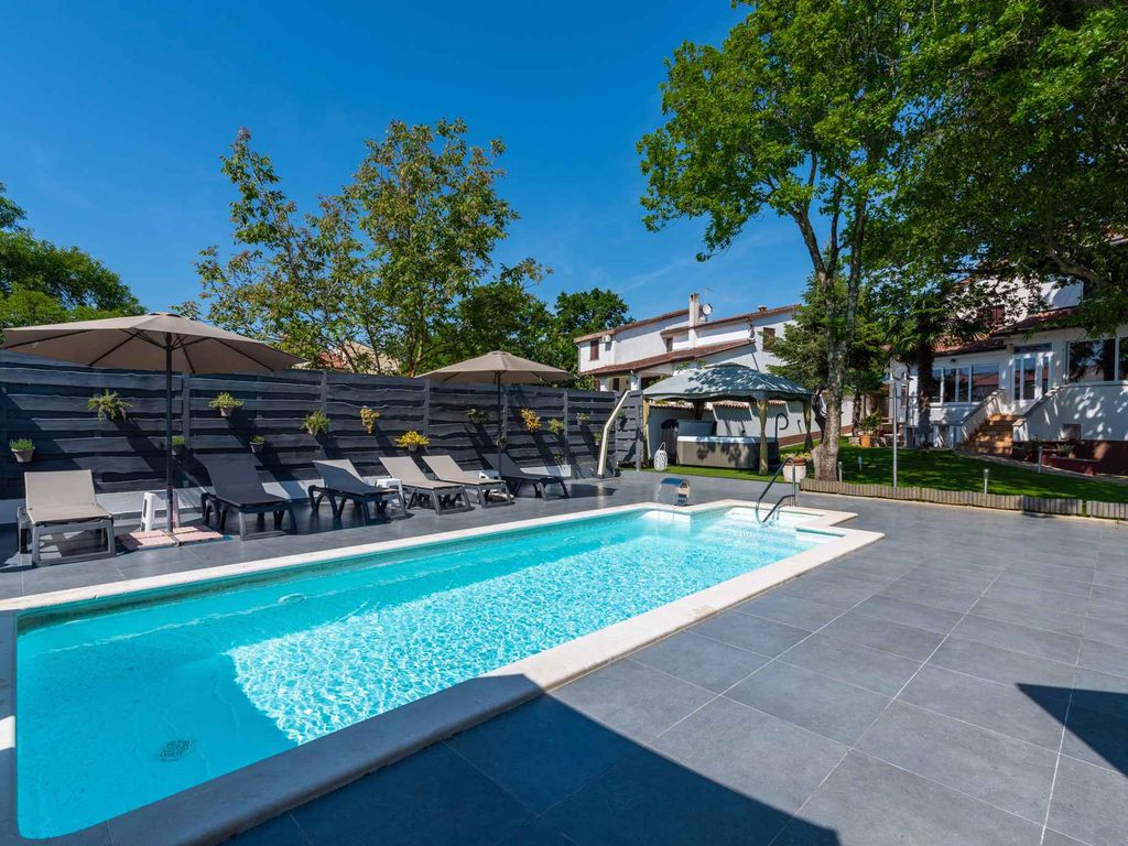 Ferienwohnung mit Pool und Klimaanlage