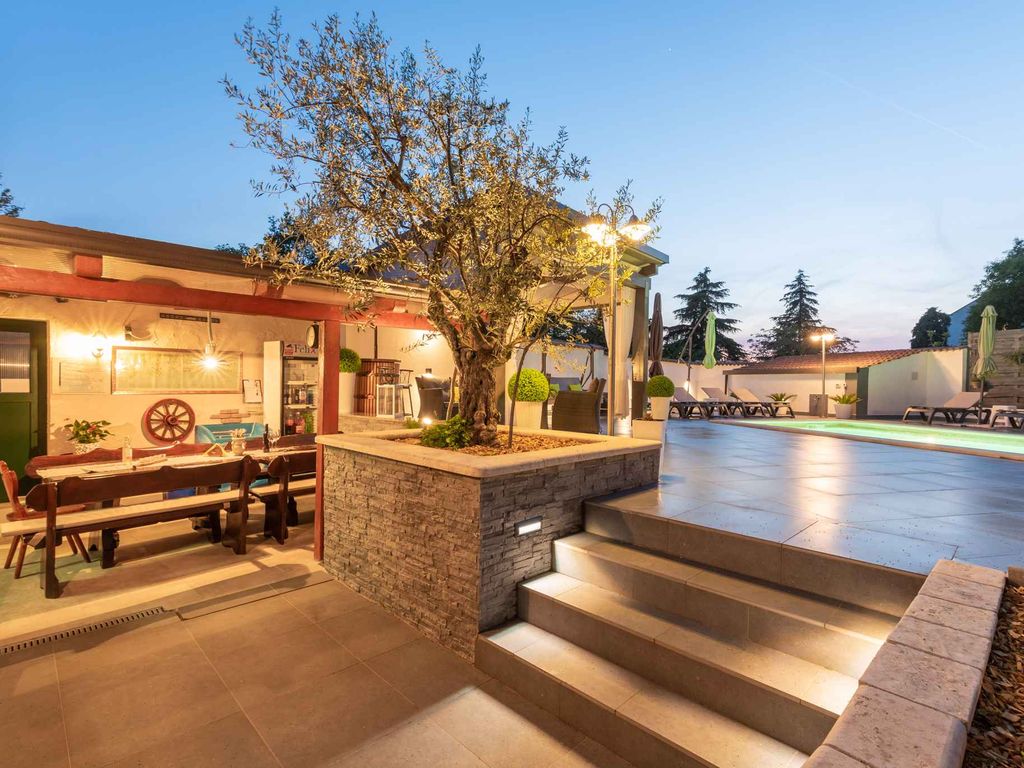 Ferienwohnung mit großem Garten und Pool