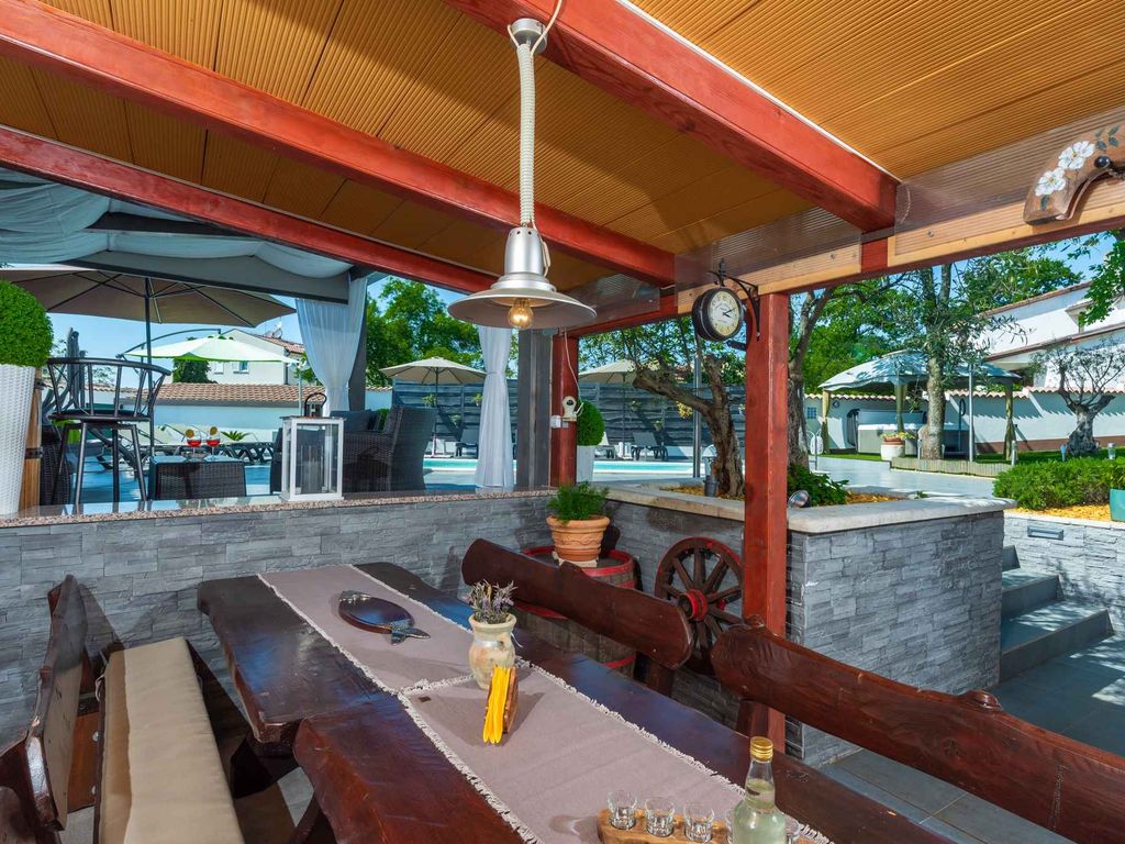 Ferienwohnung mit großem Garten und Pool