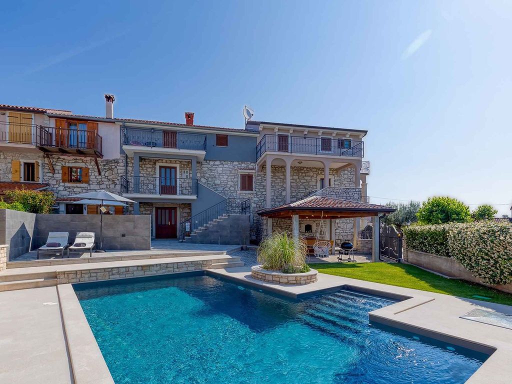 Ferienhaus mit Pool und Taverne für Grillabende
