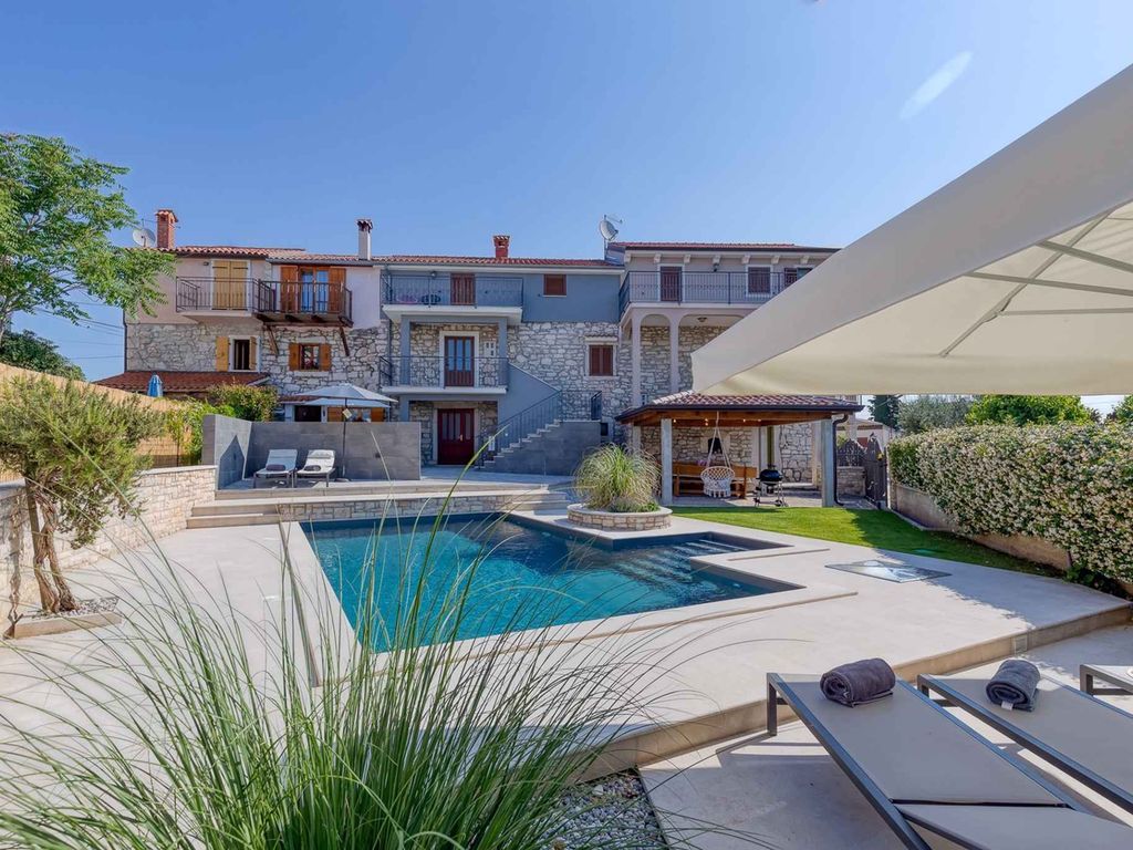 Ferienhaus mit Pool und Taverne für Grillabende