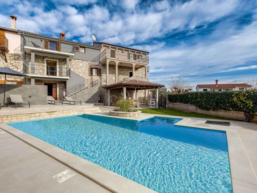 Ferienhaus mit Pool und Taverne für Grillabende