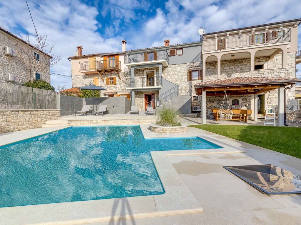 Ferienhaus mit Pool und Taverne für Grillabende