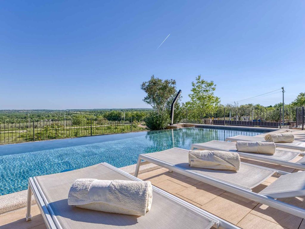 Villa mit Infinity Pool