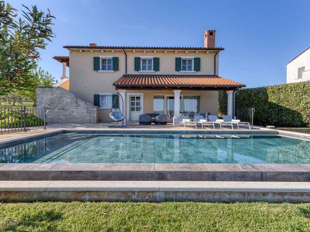 Villa mit Infinity Pool