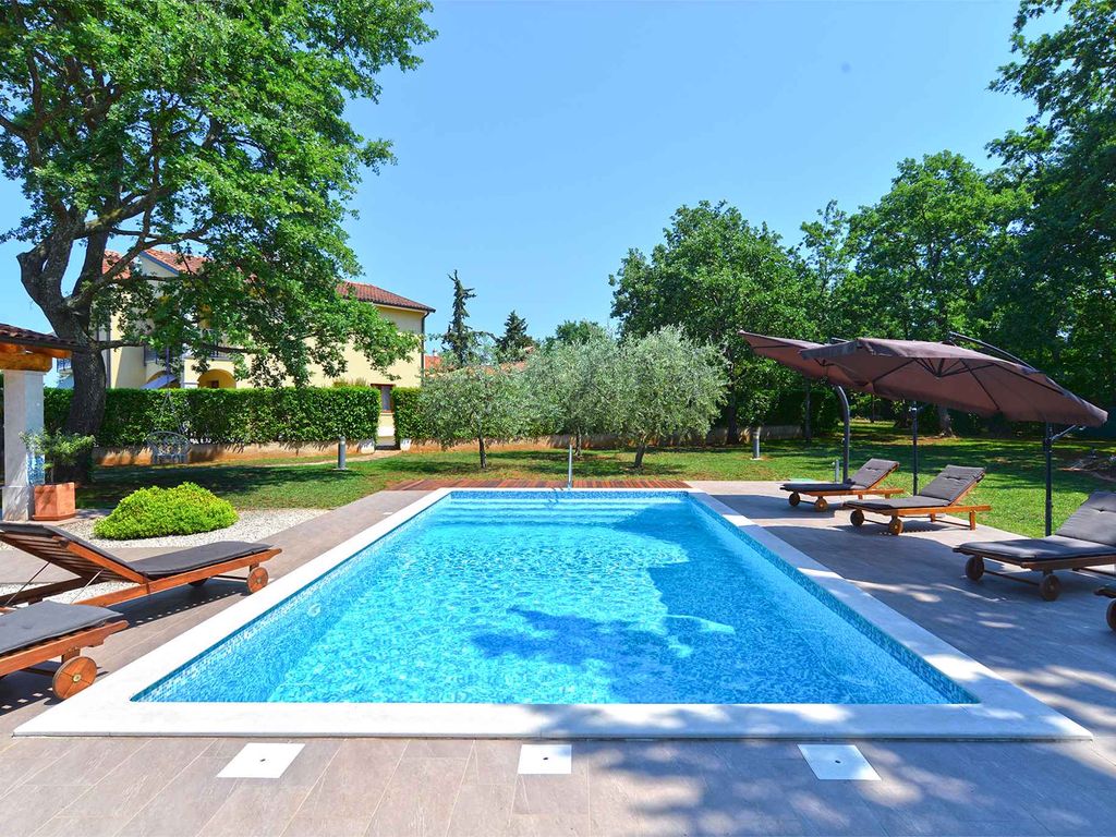 Studio mit Pool und Grill