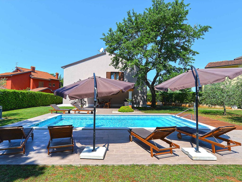 Studio mit Pool und Grill