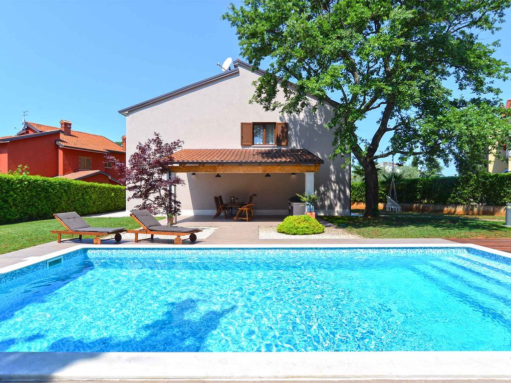 Studio mit Pool und Grill