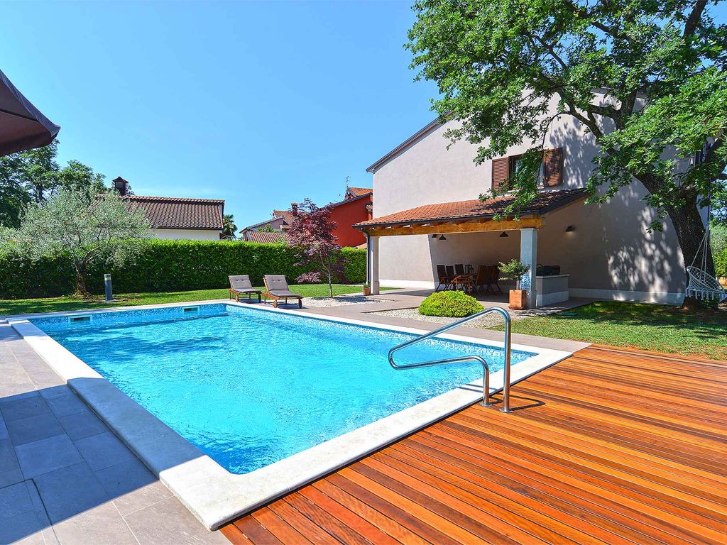 Studio mit Pool und Grill